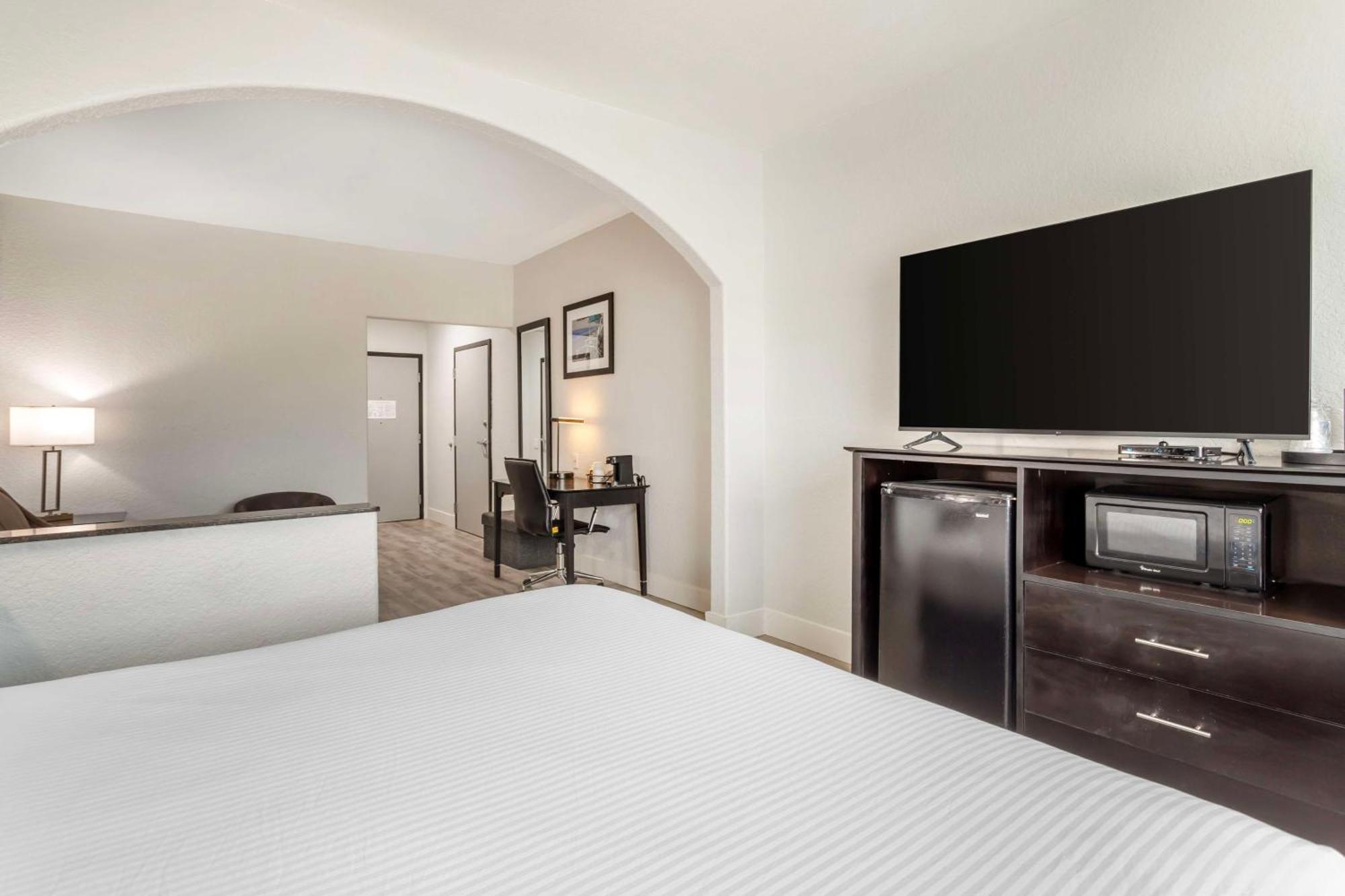 Surestay Plus By Best Western I-45 Hotel